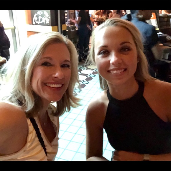 Meet your Posher, Lara - Picture 2 of 7